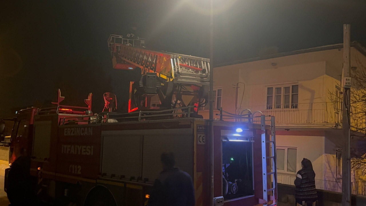 ERZİNCAN’DA ÇATIDAKİ KEDİ İÇİN İTFAİYE SEFERBER OLDU