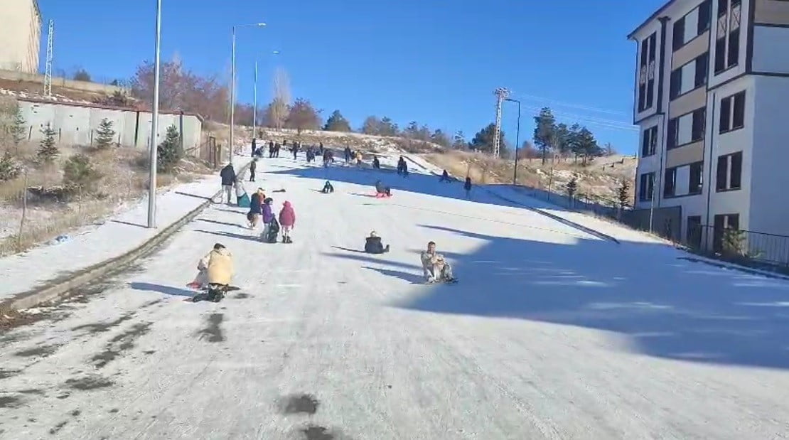 ERZİNCAN’DA DONDURUCU SOĞUĞA RAĞMEN ÇOCUKLARIN KIZAK SEVİNCİ