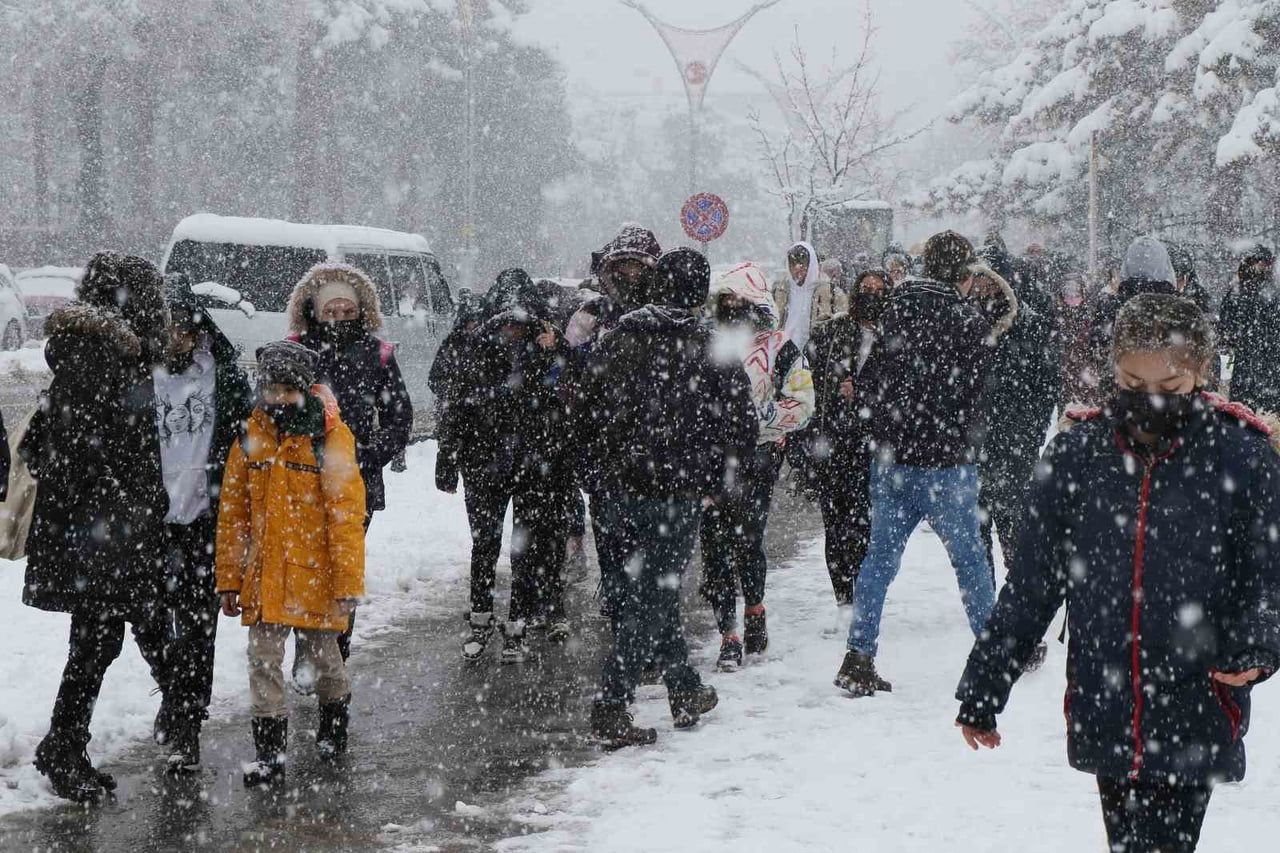 ERZİNCAN’DA ETKİLİ OLAN KAR YAĞIŞI DOLAYISIYLA ÇAYIRLI VE KEMAH İLÇELERİNDE EĞİTİME BİR GÜN ARA...
