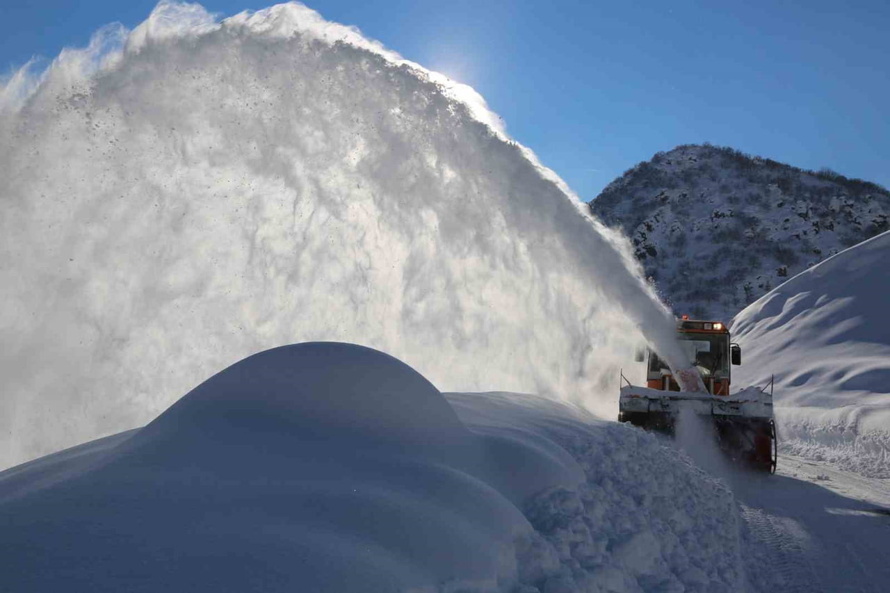 ERZİNCAN’DA ETKİLİ OLAN KAR YAĞIŞI VE TİPİ NEDENİYLE KENT GENELİNDE 449 KÖY YOLU ULAŞIMA...
