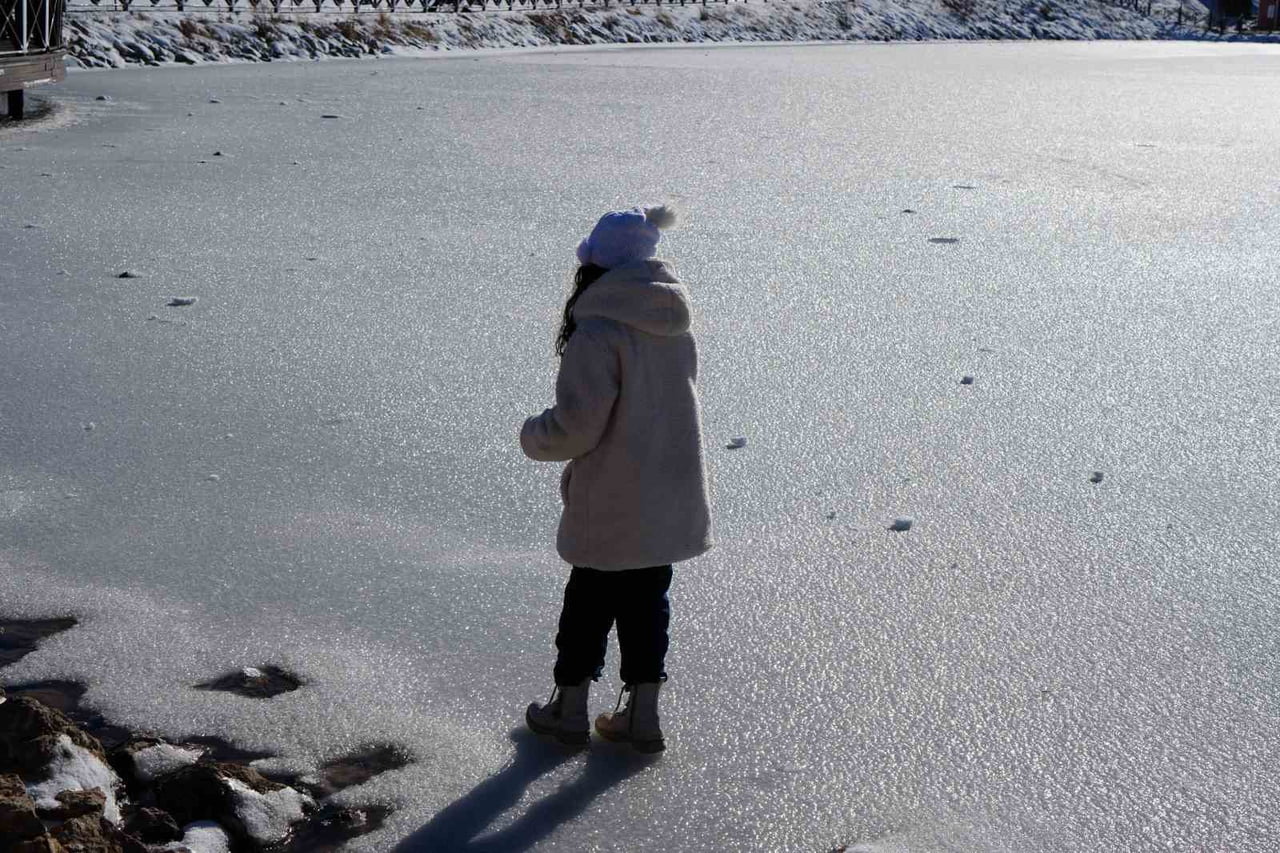 ERZİNCAN’DA KIŞ SERT YÜZÜNÜ GÖSTERDİ: DOĞA BUZLA KAPLANDI