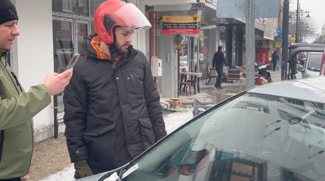 ERZİNCAN’DA SU TAHLİYE BORUSU PARK HALİNDEKİ ARACIN ÜZERİNE DÜŞTÜ