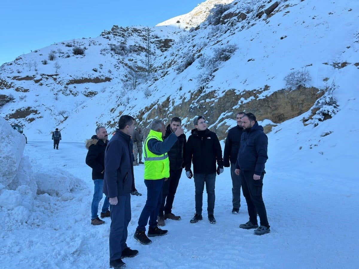 ERZİNCAN’IN KEMALİYE İLÇESİNE BAĞLI BAŞPINAR-BAŞBAĞLAR GRUP KÖY YOLUNDA YOĞUN KAR YAĞIŞI VE...