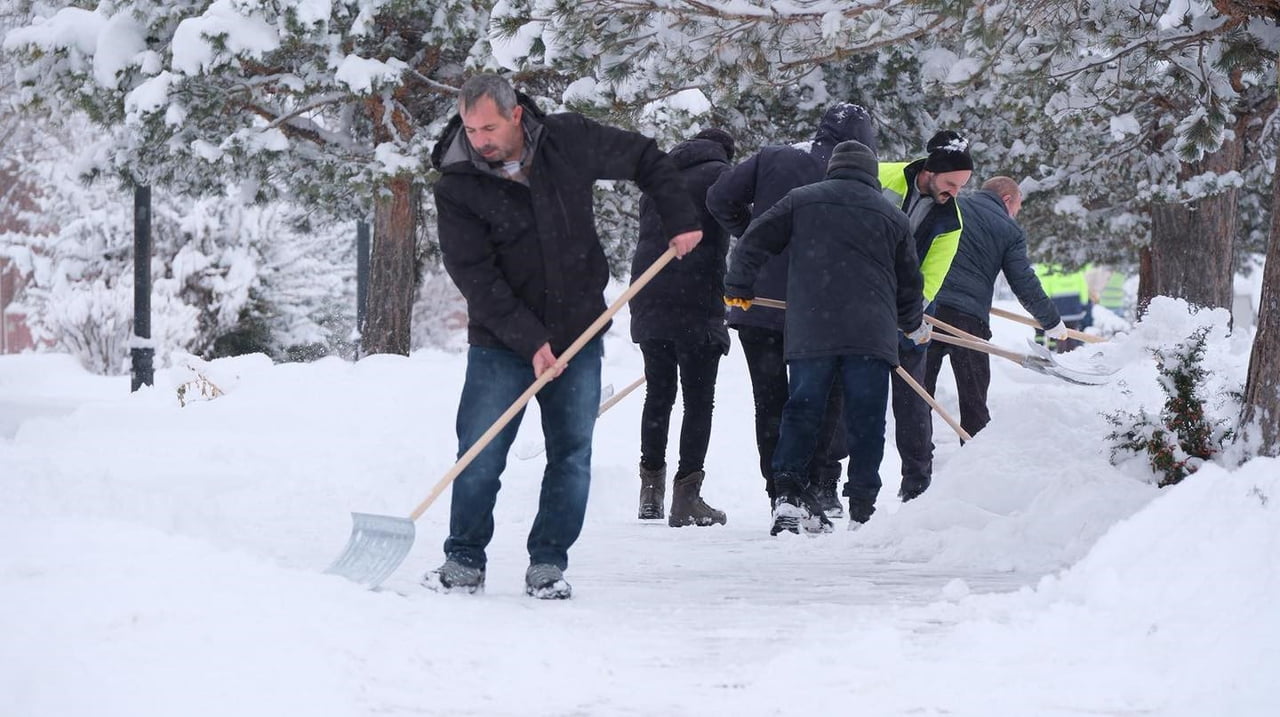 ERZİNCAN KENT MERKEZİNDE KARLA MÜCADELE ÇALIŞMALARI SÜRÜYOR