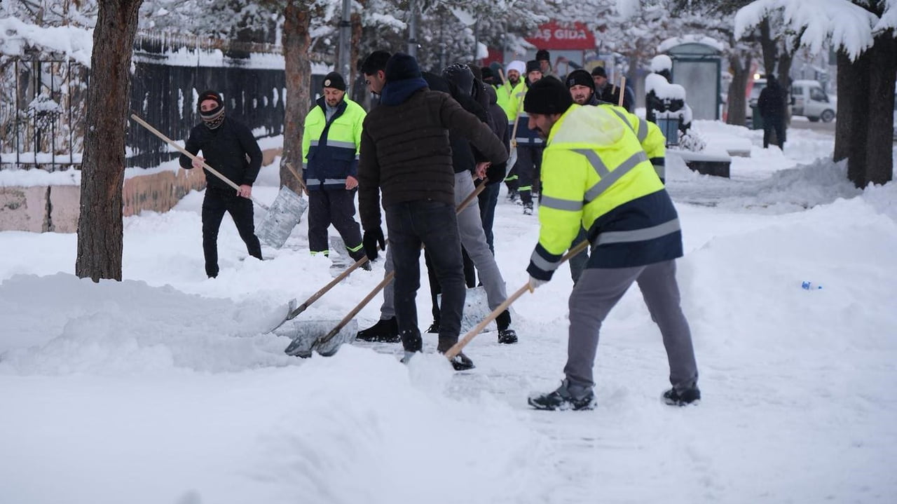 ERZİNCAN KENT MERKEZİNDE KARLA MÜCADELE ÇALIŞMALARI SÜRÜYOR