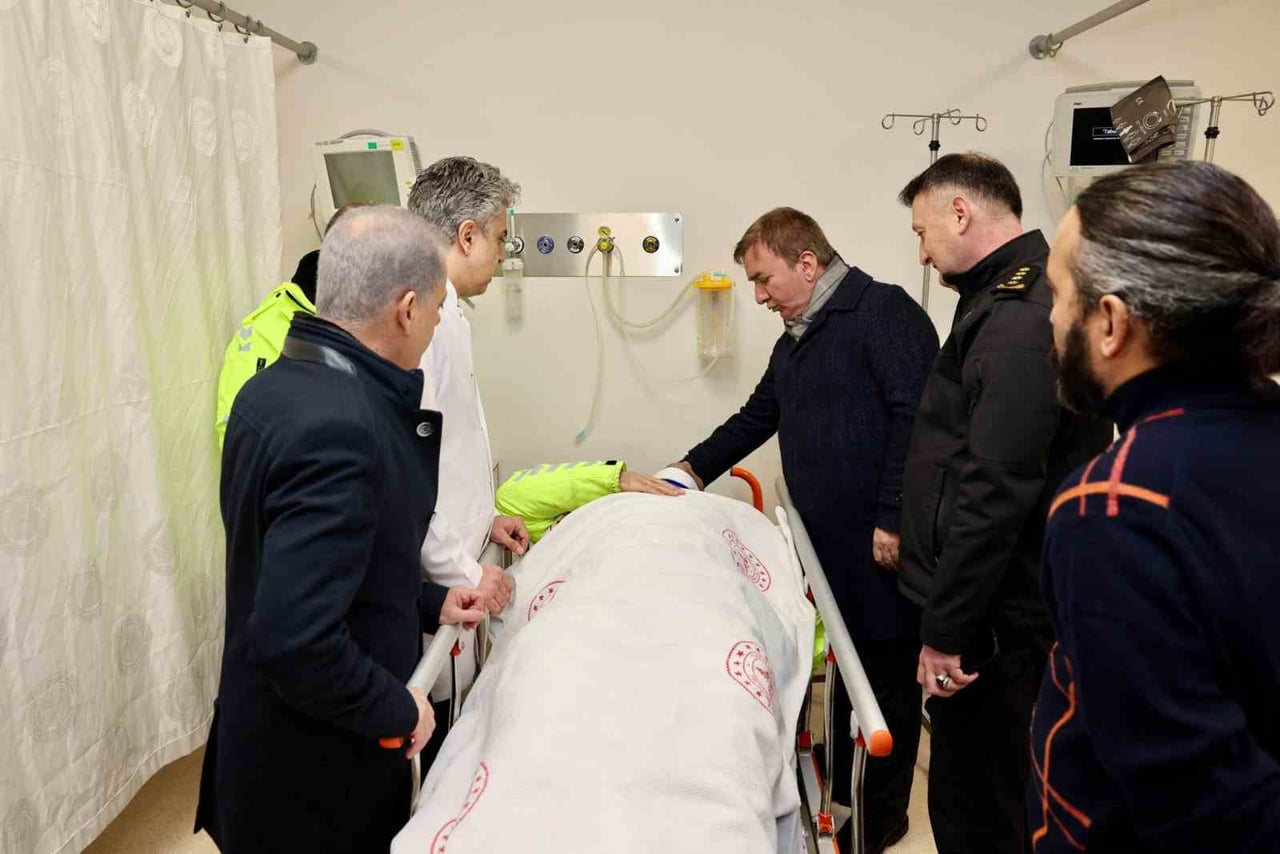 ERZİNCAN VALİSİ HAMZA AYDOĞDU, GÖREV ESNASINDA GEÇİRDİKLERİ TRAFİK KAZASINDA YARALANAN İKİ POLİS...