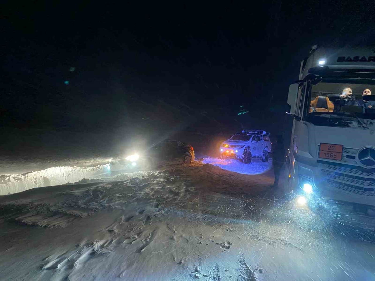 ERZURUM'DA MAHSUR KALAN SÜRÜCÜLER OFF-ROAD EKİPLERİN YARDIMIYLA KURTARILDI.