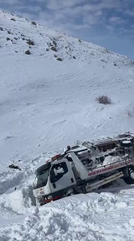 ERZURUM'UN KARAYAZI İLÇESİNDE, ÇEKİCİ, TAŞIDIĞI ARAÇLA BİRLİKTE ŞARAMPOLE KAYDI.