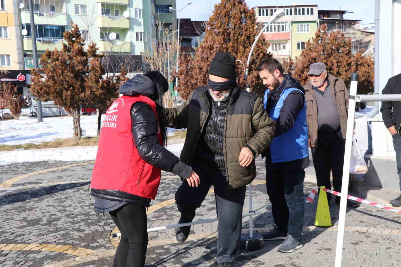 ERZURUM'UN OLTU İLÇESİNDE YAPILAN BİR SOSYAL DENEY İLE VATANDAŞLAR GÖRME ENGELLİ BİREYLERİN GÜNLÜK...