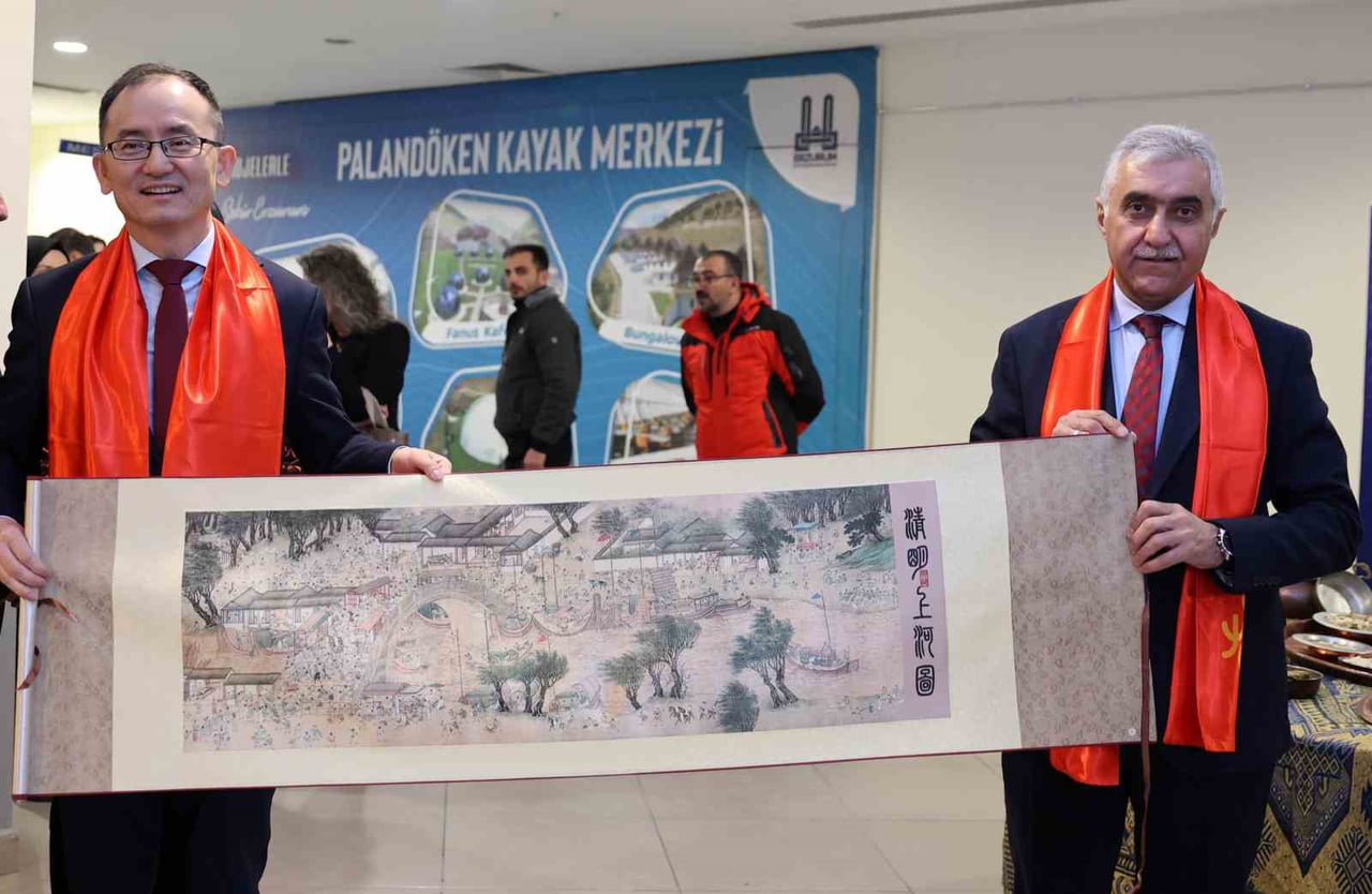 ERZURUM BÜYÜKŞEHİR BELEDİYESİ TARAFINDAN DÜZENLENEN FOTOĞRAF SERGİSİNDE KARDEŞ ŞEHİRLER BİR ARAYA...