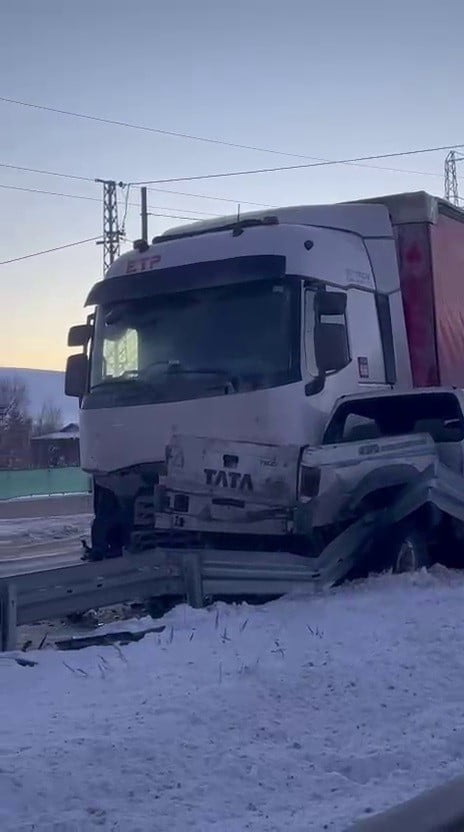 ERZURUM’DA ETKİLİ OLAN YOĞUN KAR YAĞIŞI SONRASI BUZLANAN YOLLAR TRAFİK KAZALARINA NEDEN...