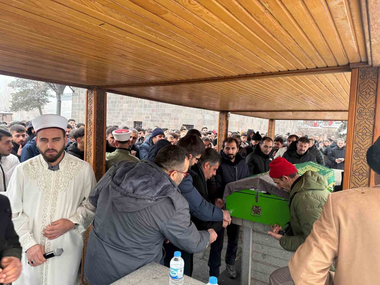 ERZURUM’DA EVİNİN CAMLARINI SİLERKEN DENGESİNİ KAYBEDEREK AŞAĞI DÜŞEN ÖĞRETMENİN CENAZESİ...