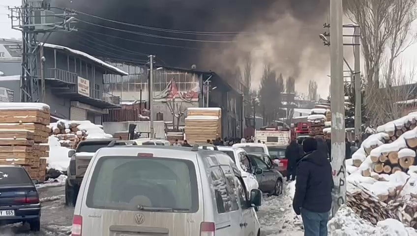 ERZURUM’DA SANAYİ SİTESİNDE YER ALAN BİR KERESTE FABRİKASINDA ÖNCE PATLAMA ARDINDAN YANGIN...