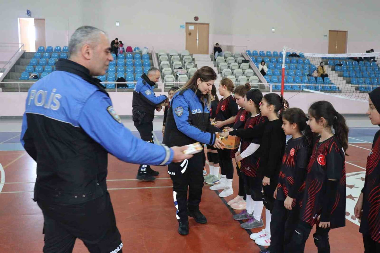 ERZURUM EMNİYET MÜDÜRLÜĞÜ’NE BAĞLI EKİPLER, ÇOCUKLARA YÖNELİK AKTİVİTELERE SÖMESTRİ TATİLİNDE HIZ...