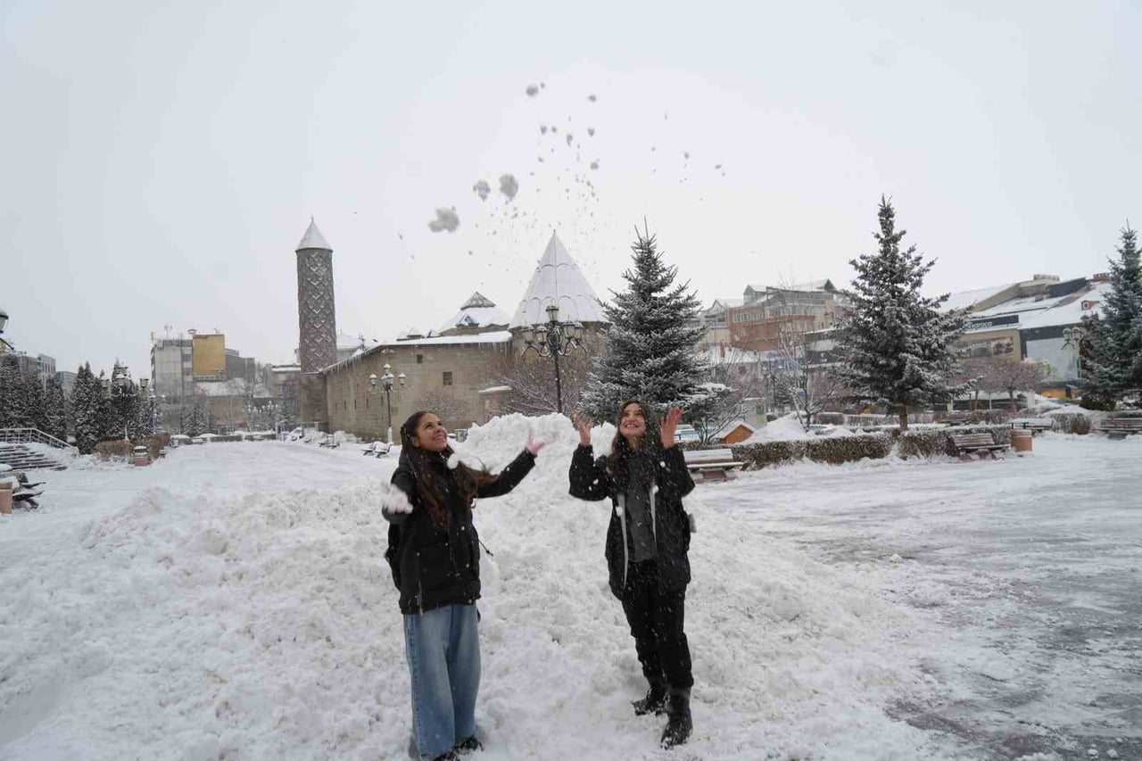 ERZURUM KAR YAĞIŞI ETKİLİ OLMAYA DEVAM EDİYOR. DÖRT İLÇEDE EĞİTİME BİR GÜN ARA...