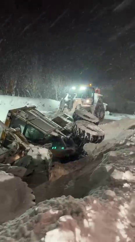 ERZURUM KARAYAZI’DA KARAYOLU TEMİZLEME ÇALIŞMALARI SIRASINDA KAZA MEYDANA GELDİ.