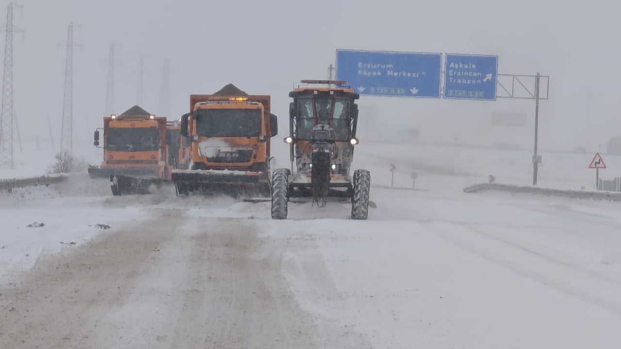 ERZURUM’UN AŞKALE İLÇESİNDE DÜN AKŞAM SSAATLERİNDE BAŞLAYAN YOĞUN KAR YAĞIŞI, ÖĞLE SAATLERİNE...