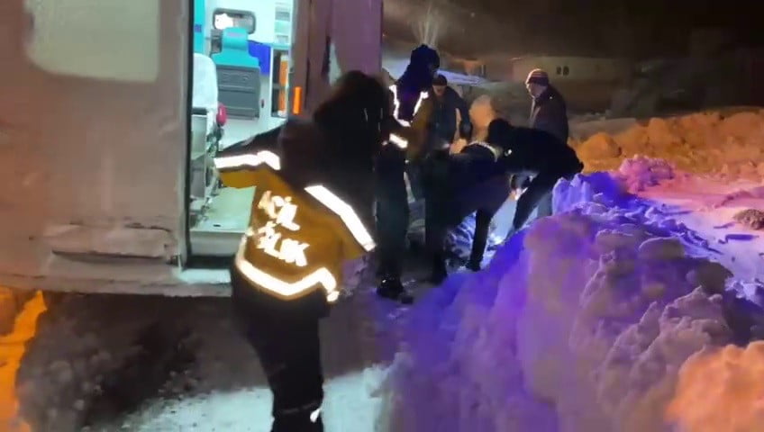 ERZURUM’UN ÇAT İLÇESİNE BAĞLI TAŞAĞIL MAHALLESİ’NDE ANİDEN RAHATSIZLANAN YAŞLI HASTA İÇİN EKİPLER...