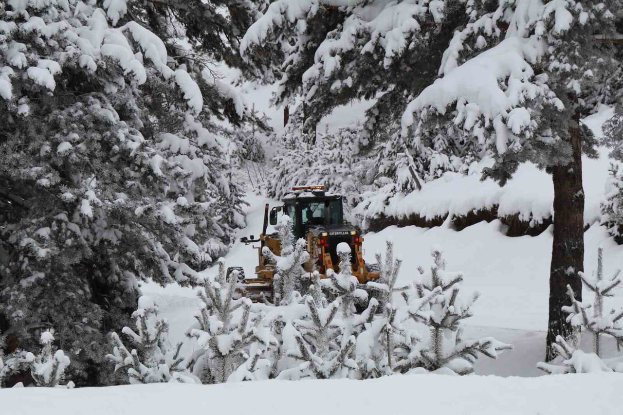 ERZURUM’UN OLTU İLÇESİNDE ETKİLİ OLAN KAR YAĞIŞI NEDENİYLE 65 MAHALLE YOLU ULAŞIMA KAPANDI....