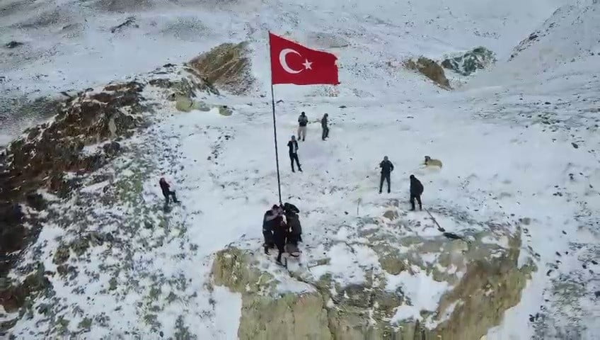 ERZURUM’UN ŞENKAYA İLÇESİNE BAĞLI GÖREŞKEN MAHALLESİ’NDE, TÜRK BAYRAĞI KÖYÜN EN YÜKSEK NOKTASINA...