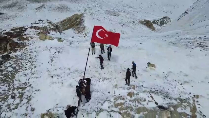 ERZURUM’UN ŞENKAYA İLÇESİNE BAĞLI GÖREŞKEN MAHALLESİ’NDE, TÜRK BAYRAĞI KÖYÜN EN YÜKSEK NOKTASINA...