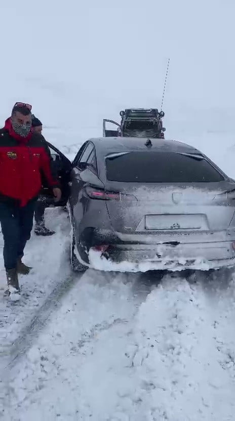 ERZURUM’UN TEKMAN İLÇESİNE BAĞLI DÜZYURT MAHALLESİNDE KAR VE TİPİ NEDENİYLE YOLDA KALAN SÜRÜCÜ...