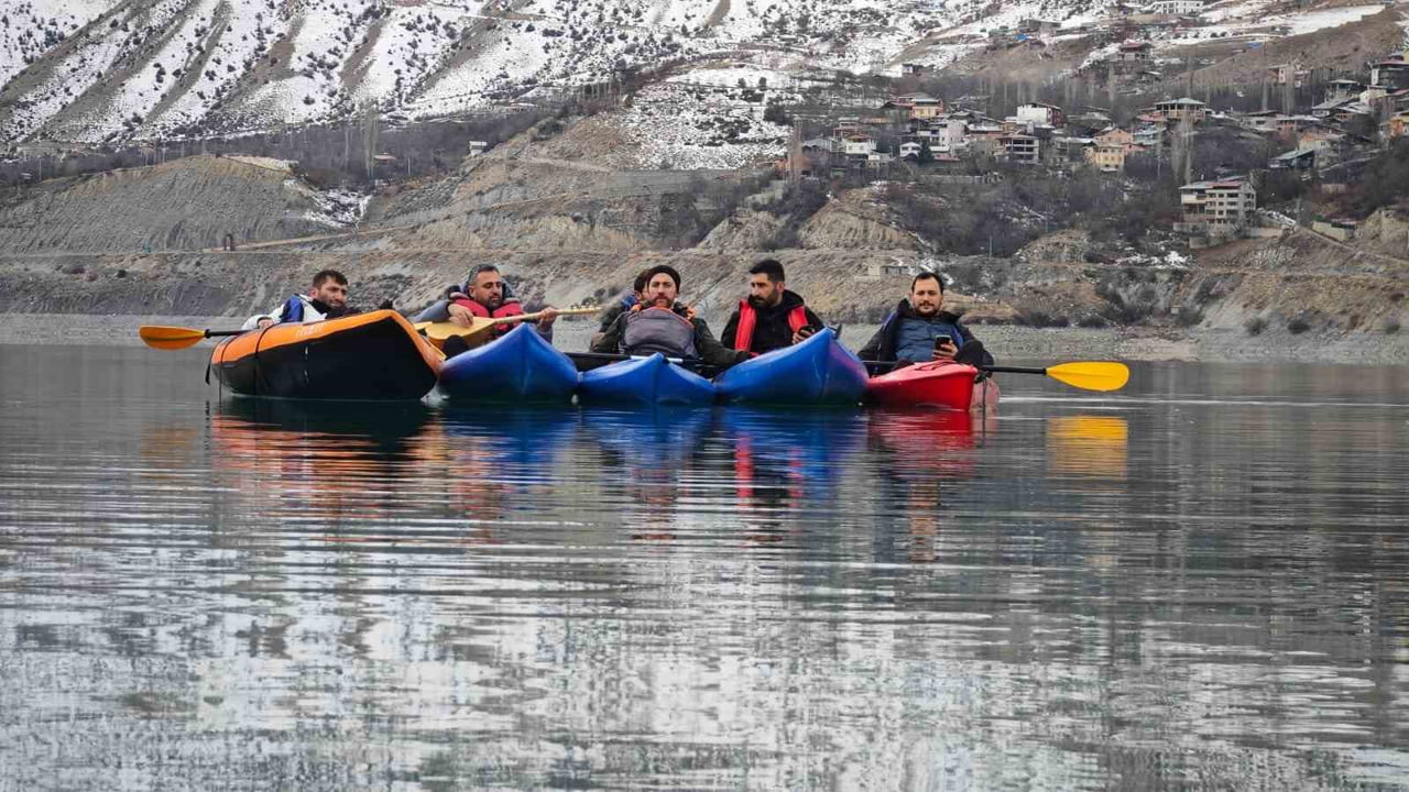 ERZURUM’UN UZUNDERE İLÇESİNDE BULUNAN TORTUM GÖLÜ, BU KEZ SIRA DIŞI VE RENKLİ BİR ETKİNLİĞE EV...
