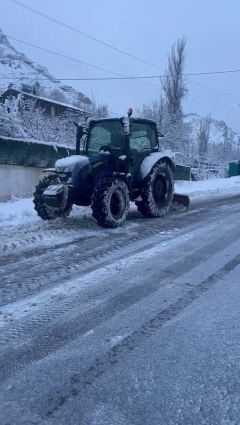 ERZURUM’UN UZUNDERE İLÇESİNE BAĞLI GÖLBAŞI MAHALLESİNDE VATANDAŞLAR KAPANAN YOLLARINI KENDİ...