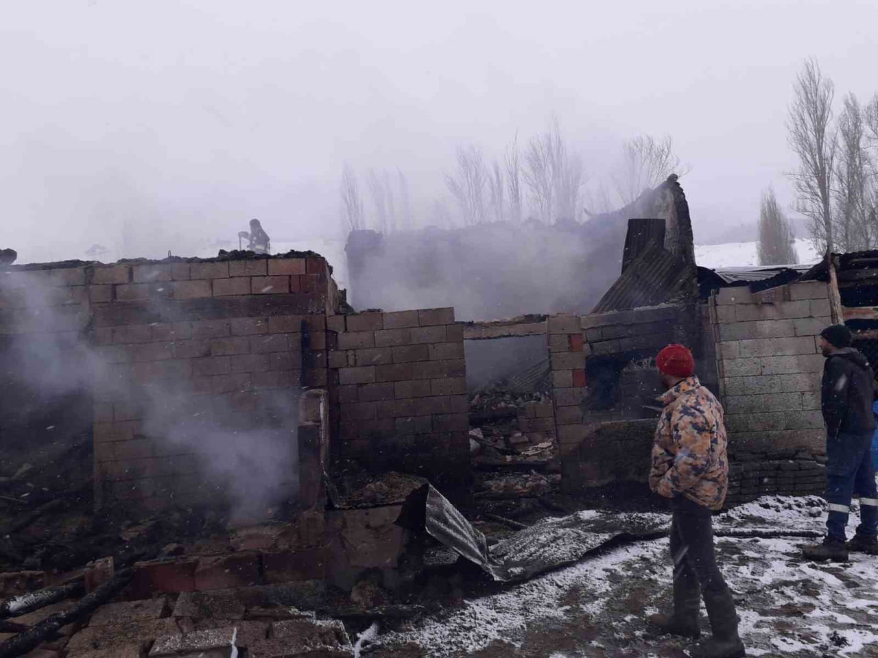 ERZURUM’UN UZUNDERE İLÇESİNE BAĞLI YAYLA MAHALLESİ’NDE SABAH SAATLERİNDE ÇIKAN YANGIN PANİĞE NEDEN...