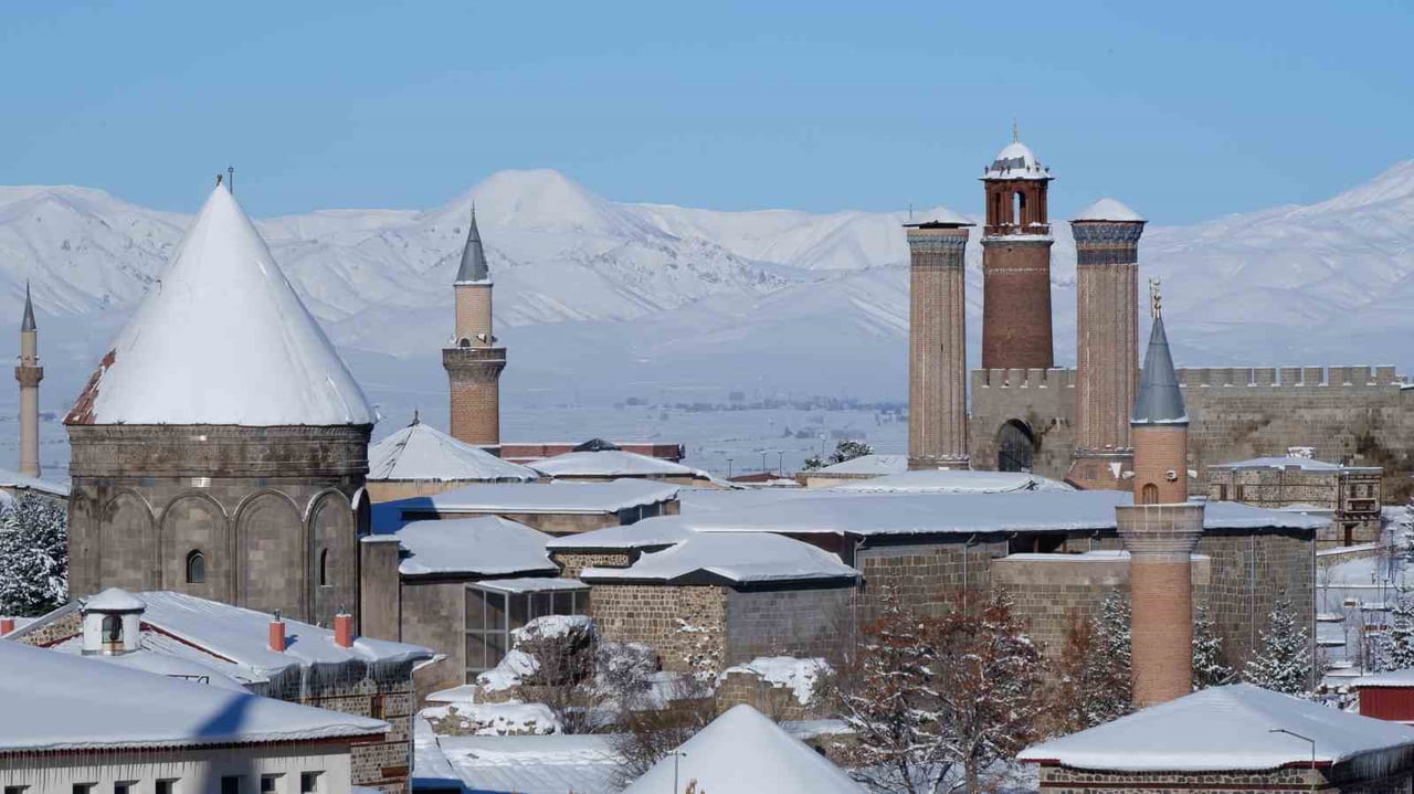 ERZURUM VALİLİĞİ, YOĞUN KAR YAĞIŞI İLE BİRLİKTE SOĞUK HAVA, DON VE BUZLANMA İHTİMALİNE KARŞI KENT...