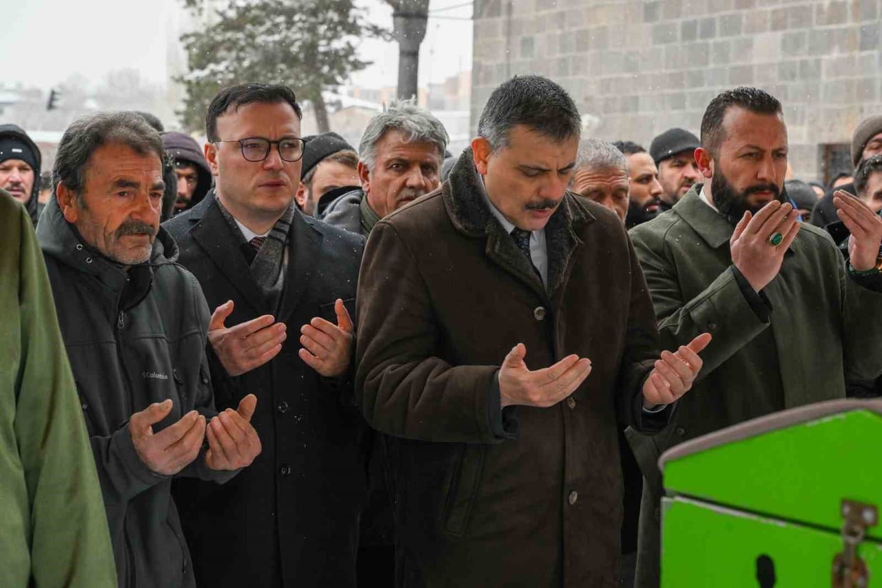 ERZURUM VALİSİ MUSTAFA ÇİFTÇİ, GEÇTİĞİMİZ YIL ARALIK AYINDA HANESİNDE ZİYARET EDEREK HAYIR DUASINI...