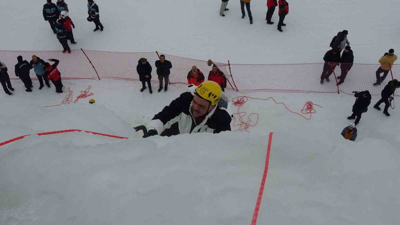 ERZURUM VALİSİ MUSTAFA ÇİFTÇİ, PALANDÖKEN KAYAK MERKEZİ’NDE YAPILAN YAPAY BUZ DUVARINA...