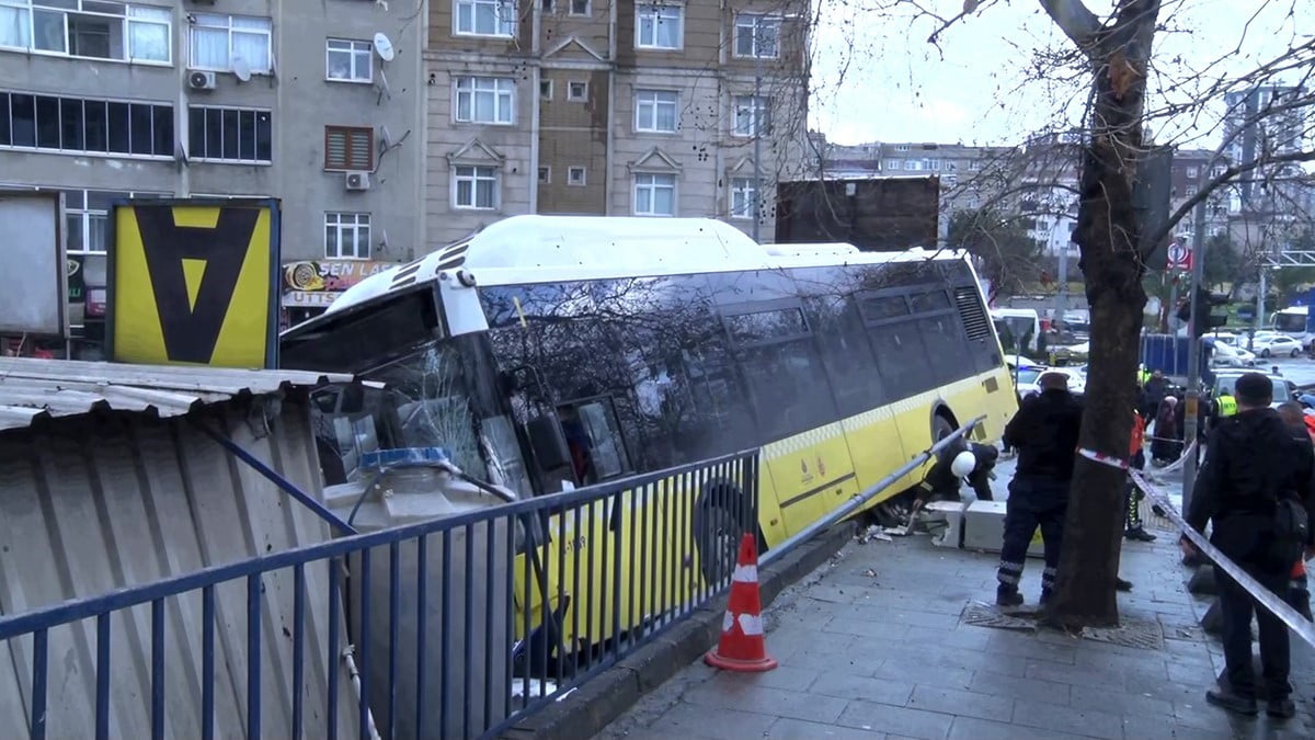 ESENLER'DE İETT OTOBÜSÜ, DİREKSİYON HAKİMİYETİNİN KAYBEDİLMESİ SONUCU OTOPARKA DALDI