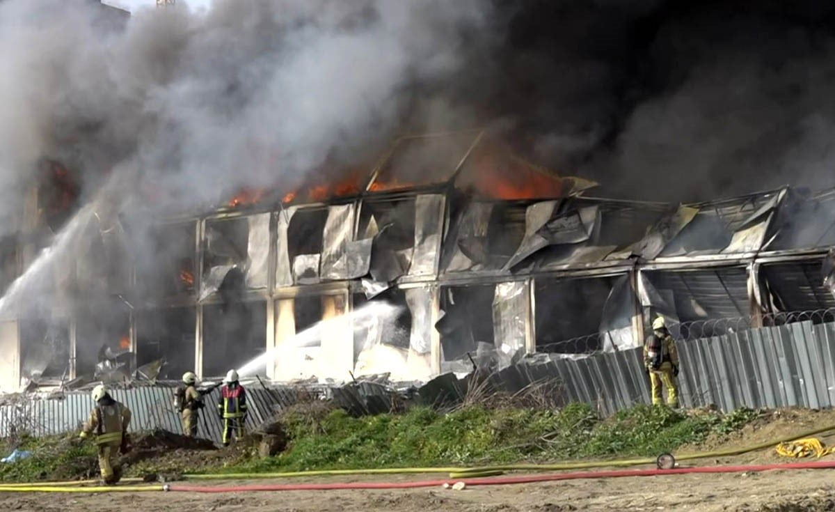 ESENYURT'TA 3 KATLI İŞÇİ KONTEYNERİNDE ÇIKAN YANGIN KONTROL ALTINA ALINDI.