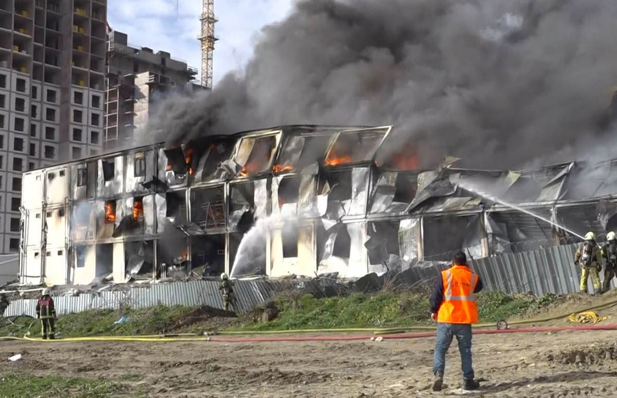 ESENYURT'TA 3 KATLI İŞÇİ KONTEYNERİNDE ÇIKAN YANGIN KONTROL ALTINA ALINDI.