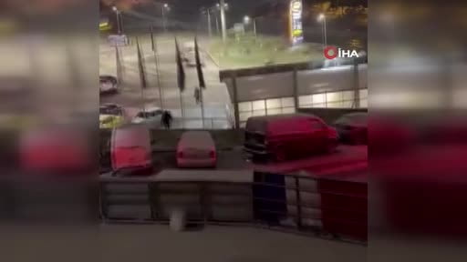 Esenyurt'ta tartıştıkları şahsın aracını sopalarla parçaladılar: O anlar kamerada