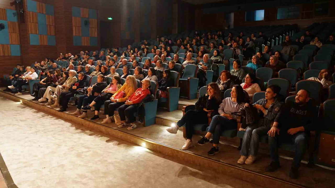 ESENYURT BELEDİYE TİYATROSU, 2025 SEZONUNU 3 YENİ OYUNLA TAMAMLADI. BİR YIL İÇERİSİNDE HER AY 3...