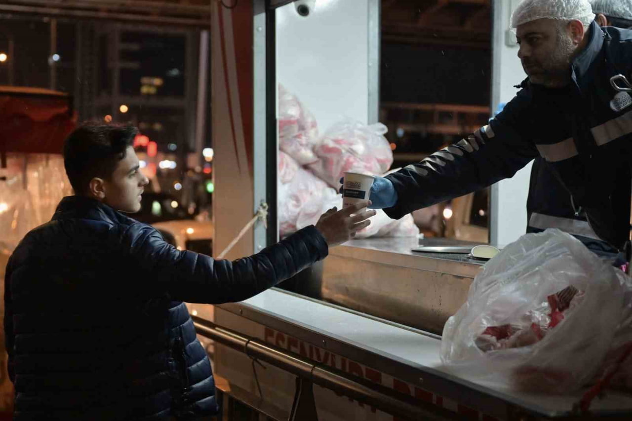 ESENYURT BELEDİYESİ, MOBİL İKRAM ARACIYLA İLÇE GENELİNDEKİ METROBÜS DURAKLARINDA ÇORBA İKRAMI...