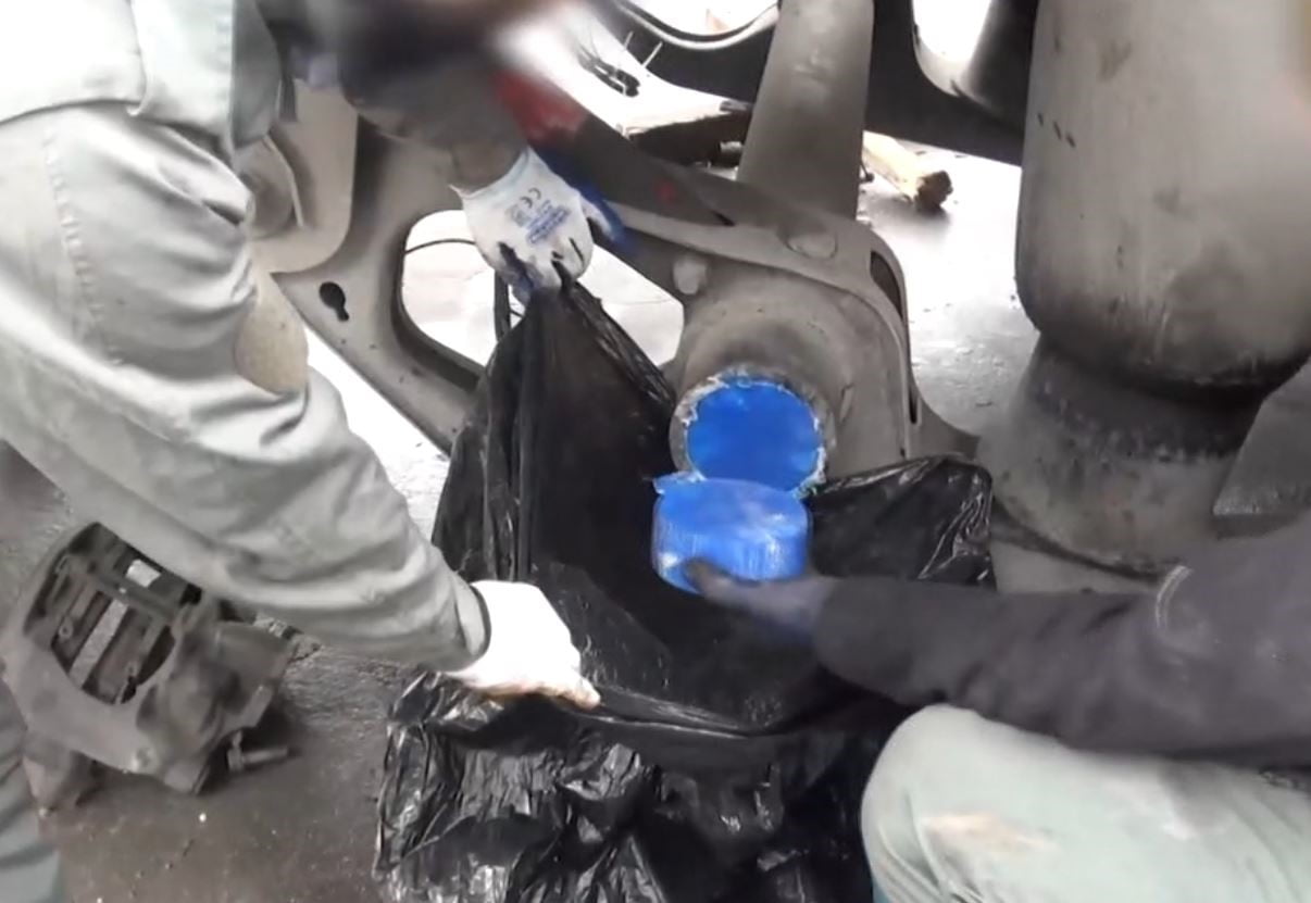 ESENYURT’TA POLİS EKİPLERİNCE AĞIR TONAJLI BİR ARAÇ LASTİĞİ JANTINA GİZLENMİŞ 54 KİLO 600 GRAM...