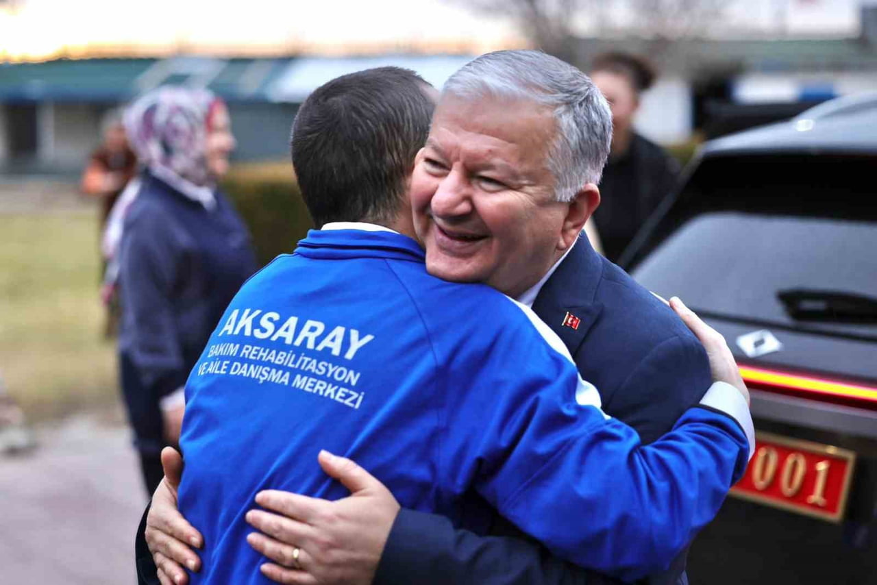 EŞİYLE BİRLİKTE BAKIM, REHABİLİTASYON VE AİLE DANIŞMA MERKEZİNİ ZİYARET EDEN AKSARAY VALİSİ MURAT...