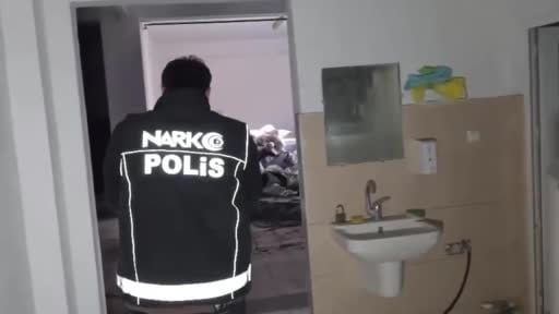 Eski fabrika binasını uyuşturucu imalathanesine çevirmiş: 130 kilogram uyuşturucu ele...