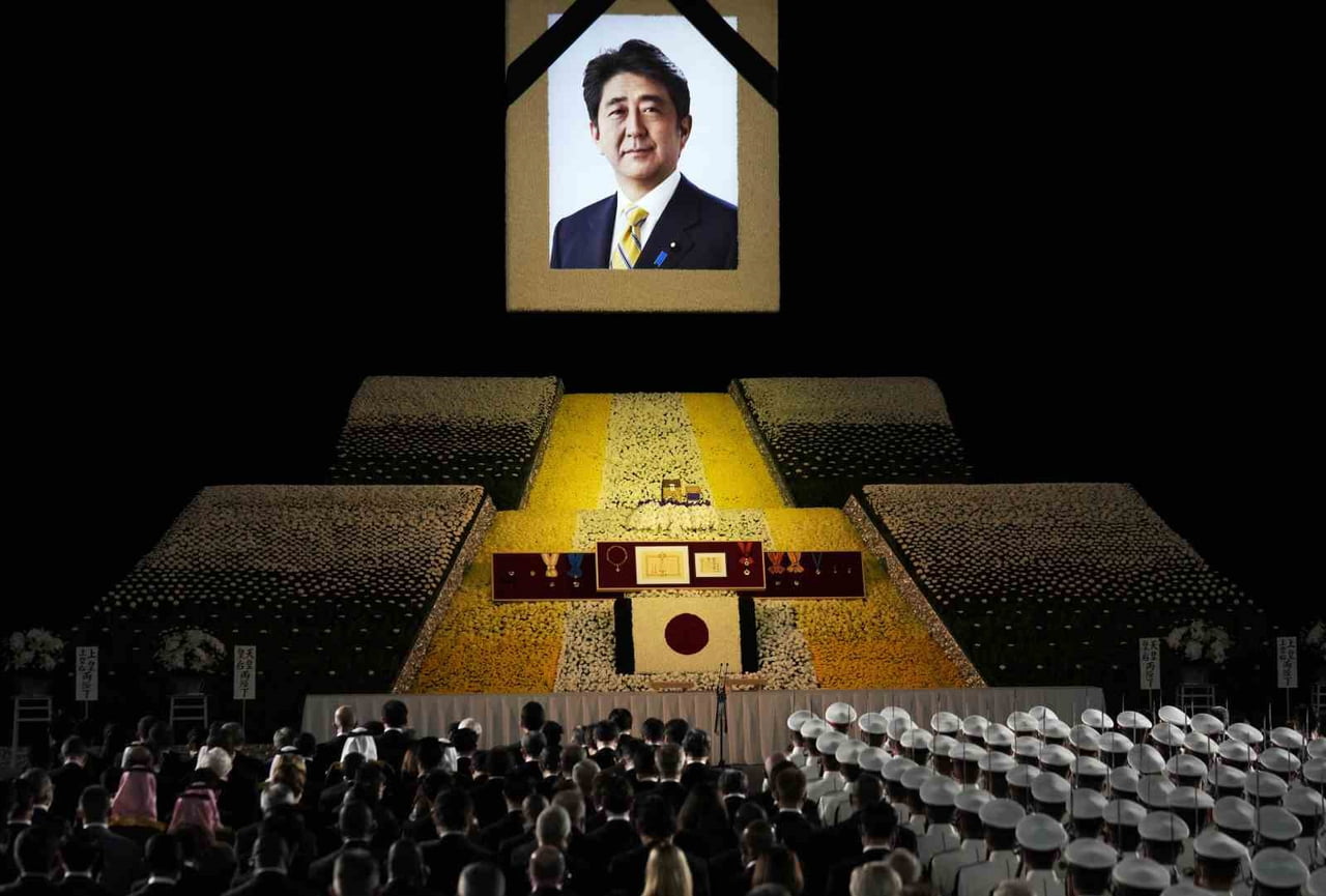 ESKİ JAPONYA BAŞBAKANI SHİNZO ABE’Yİ SEÇİM KONUŞMASI YAPTIĞI SIRADA EL YAPIMI SİLAHLA VURARAK...