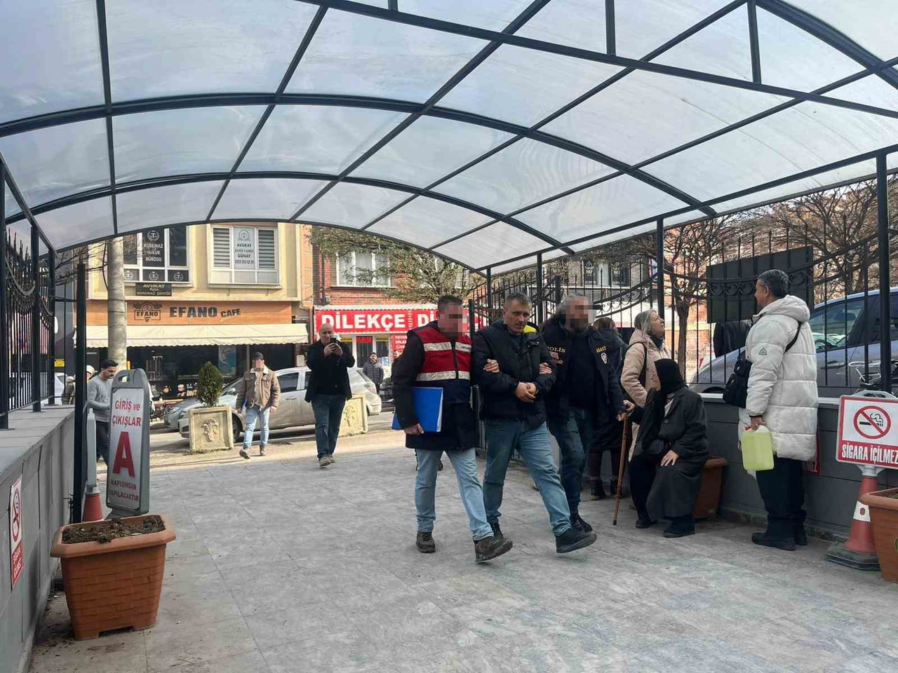 ESKİŞEHİR'DE 7 YIL HAPİS CEZASI BULUNAN VE AÇIK CEZAEVİNDEN FİRAR EDEN ŞAHIS, POLİS EKİPLERİNCE...