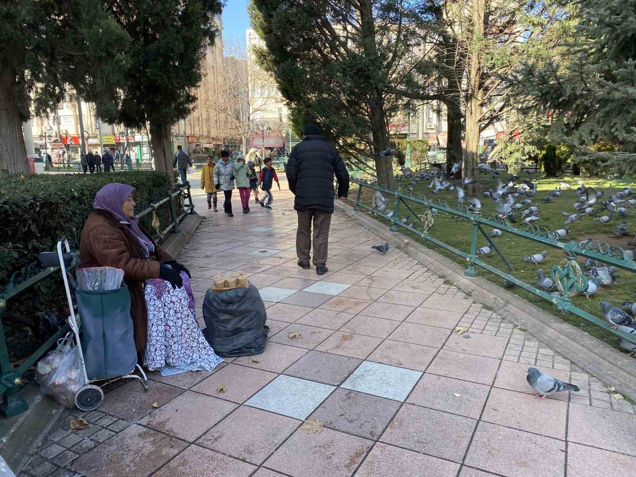 ESKİŞEHİR'DE 74 YAŞINDAKİ BİR VATANDAŞ 5 FARKLI HASTALIĞI VARKEN SOKAKTA 9 SAAT KUŞ YEMİ SATARAK...