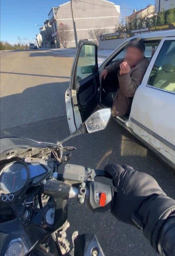 ESKİŞEHİR'DE ARA SOKAKTAN CADDEYE ANİDEN ÇIKAN ARACA ÇARPMAKTAN YAPTIĞI HAMLE İLE KIL PAYI...