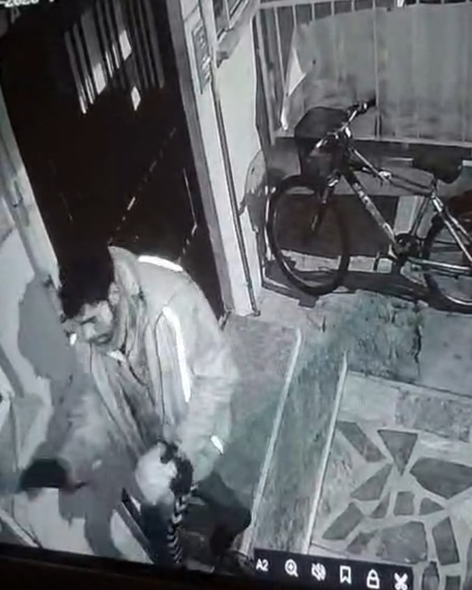 ESKİŞEHİR'DE BİR APARTMANIN BALKONUNDA BULUNAN MOTOSİKLET EKİPMANLARINI ÇALAN AMATÖR HIRSIZ, YÜZÜ...