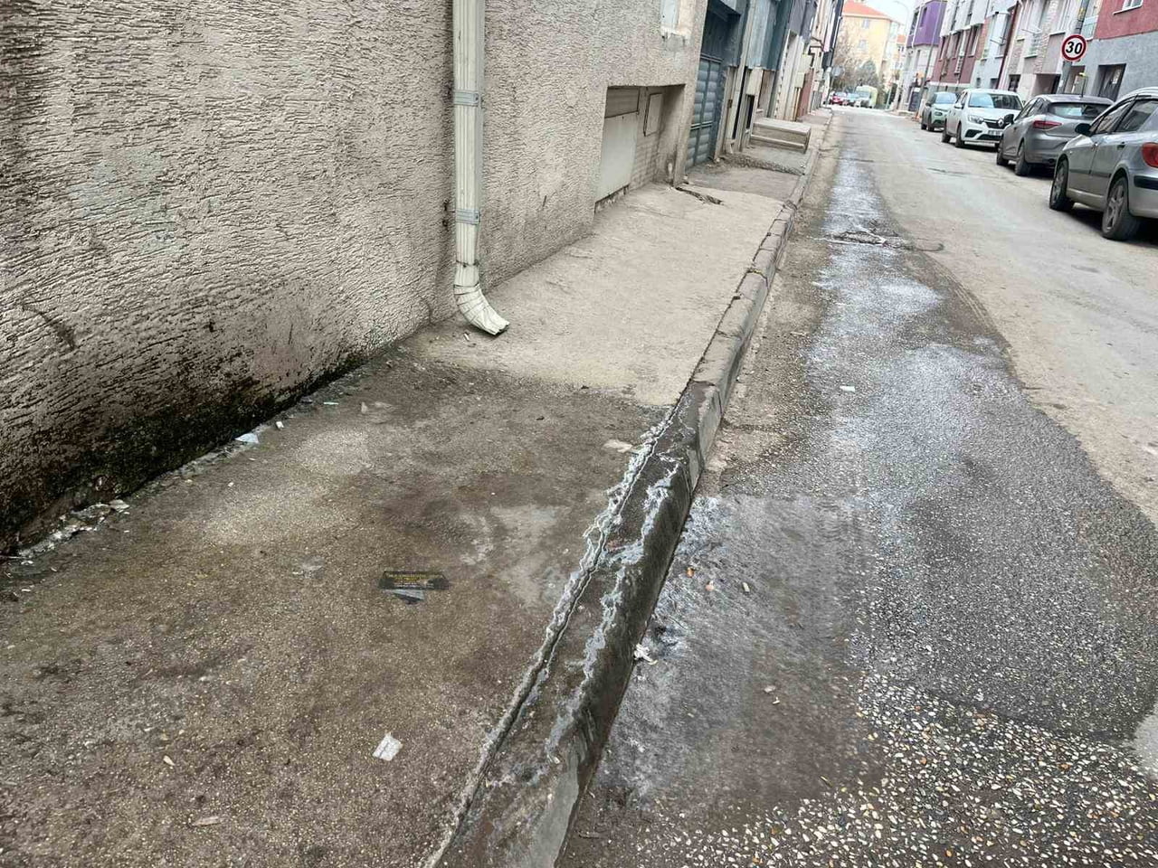 ESKİŞEHİR'DE BİR BİNANIN KLİMA TAHLİYESİNDEN SIZAN SULARIN DONMASIYLA OLUŞAN BUZ KÜTLELERİ VE...