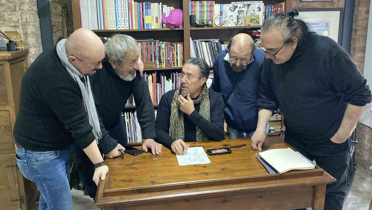 ESKİŞEHİR'DE BİR GRUP ÇİZER, KALEMLE ÇİZMESİ DAKİKALAR SÜREN ÇALIŞMALARI SANİYELER İÇİNDE YAPAN...