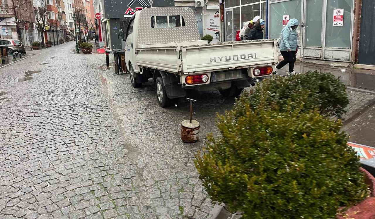 ESKİŞEHİR'DE BİR KAMYONET SÜRÜCÜSÜ, BENCİLİĞİYLE ÜÇ ARAÇLIK YERE TEK BAŞINA PARK...