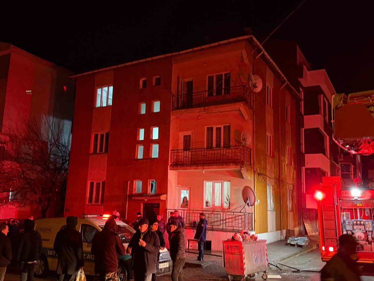 ESKİŞEHİR'DE BUNALIMA GİREN 26 YAŞINDAKİ BİR GENCİN EVDE ÇIKARDIĞI KÜÇÜK ÇAPLI YANGIN İTFAİYE...